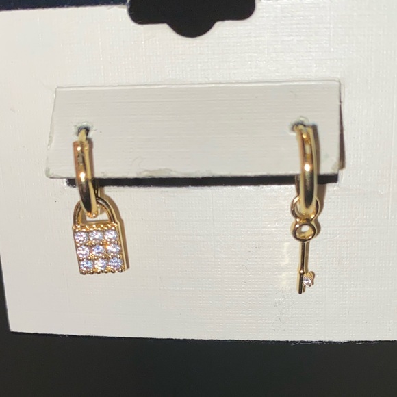 Lock and key gold hoops - Picture 4 of 7